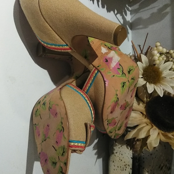 Betsy Johnson Shoes - Picture 4 of 5